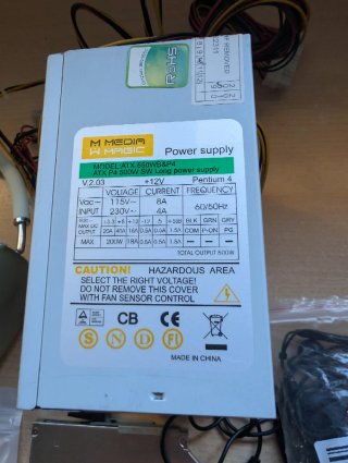 Lote tecnología: Auriculares, Fuente, etc.