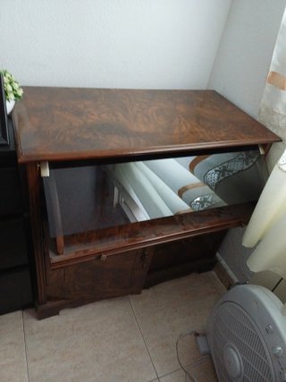 Cómoda de madera y cristal