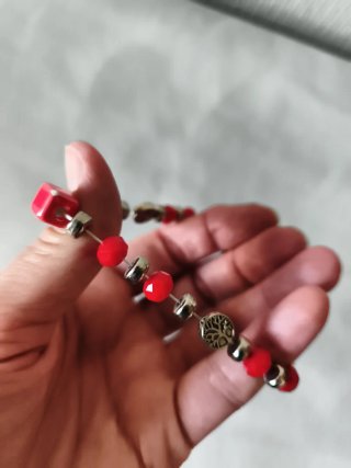 Pulsera roja con charms árbol  y elefante
