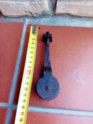 Polea antigua de hierro con tornillo