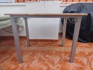 Mesa de cocina con tapa de granito