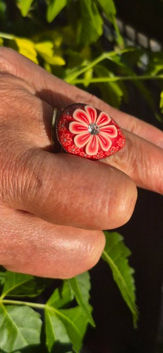 Anillo ovalado rojo con flor y circonita