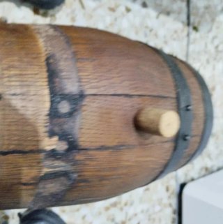 Barril de madera con detalles metálicos