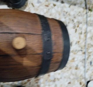 Barril de madera con detalles metálicos