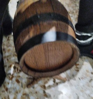 Barril de madera con detalles metálicos