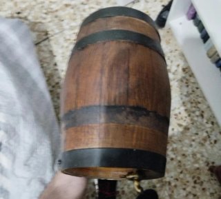 Barril de madera con detalles metálicos