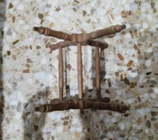 Barril de madera con detalles metálicos