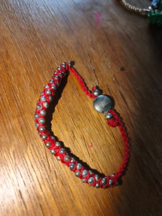 Pulsera roja con cuentas plateadas