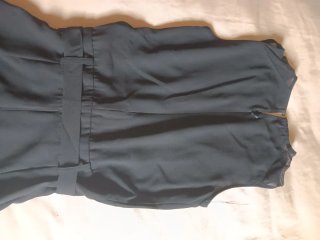 Elegante mono sin mangas negro