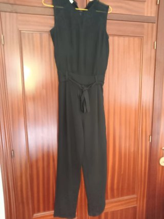 Elegante mono sin mangas negro