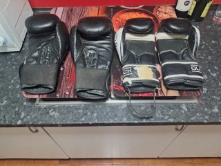 Saco y balón de boxeo con soporte.
