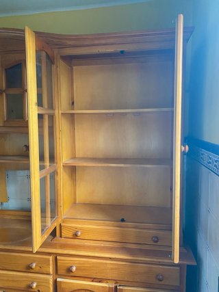 Alacena de madera con puertas de cristal