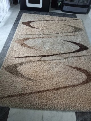 Alfombra beige y marrón para salón
