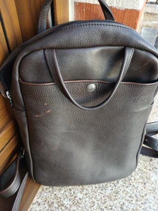Mochila de cuero marrón oscuro