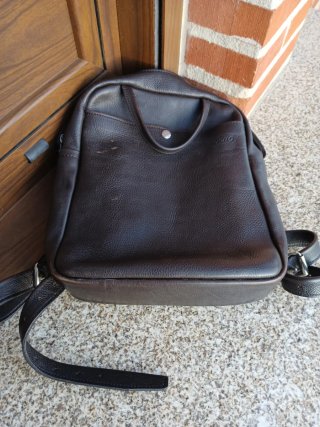 Mochila de cuero marrón oscuro