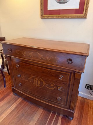 Aparador de madera con diseño curvo