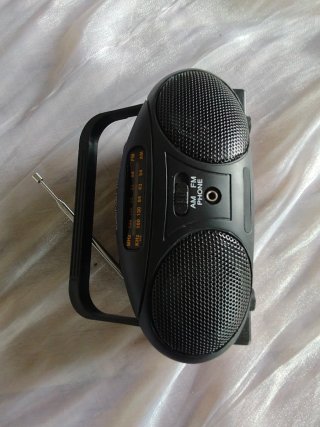 Radio portátil AM FM negra compacta nueva con caja