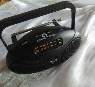 Radio portátil AM FM negra compacta nueva con caja