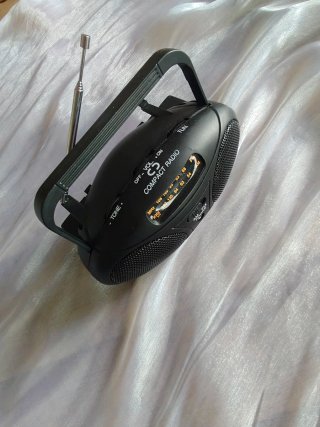 Radio portátil AM FM negra compacta nueva con caja