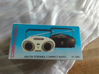 Radio portátil AM FM negra compacta nueva con caja