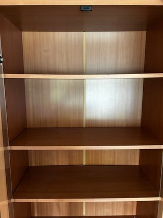 Vitrina de madera y cristal