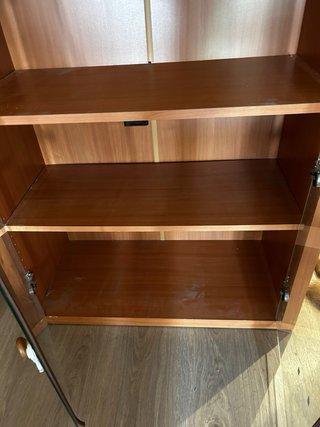 Vitrina de madera y cristal