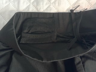 Shorts deportivos Adidas negros con rayas rosas