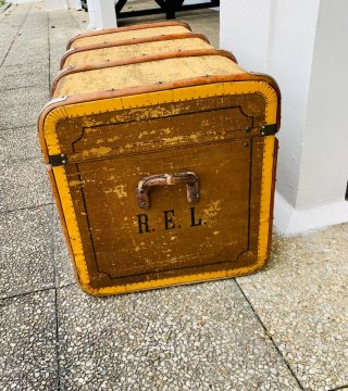 Baúl de viaje vintage madera y metal