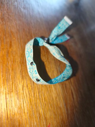 Pulsera azul con estampado