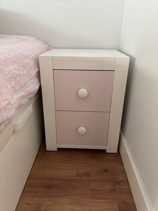 Mesita de noche infantil rosa y blanca