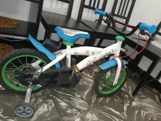 Bicicleta infantil blanca con ruedas verdes