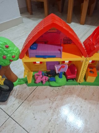 Casa de juguete con tobogán y árbol