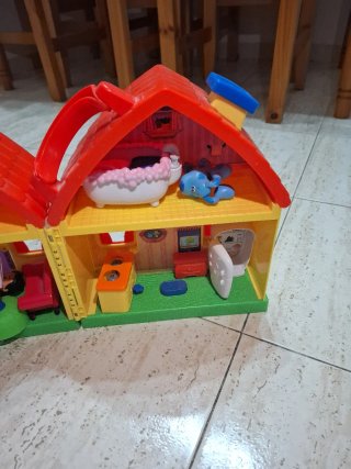 Casa de juguete con tobogán y árbol