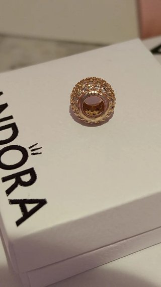 Pandora Charm Dorado con Circonitas.