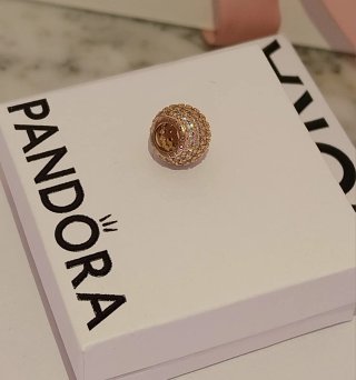 Pandora Charm Dorado con Circonitas.