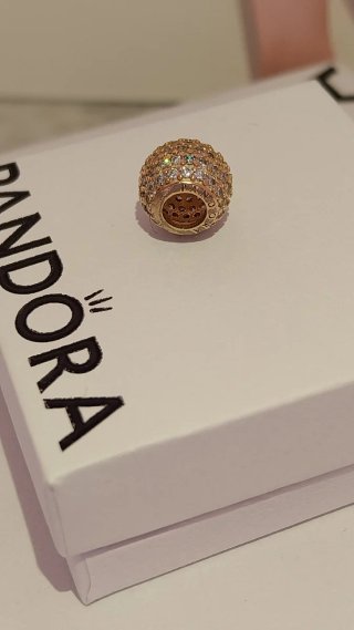 Pandora Charm Dorado con Circonitas.