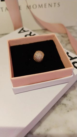 Pandora Charm Dorado con Circonitas.