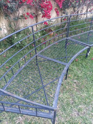 Banco curvo de metal para jardín