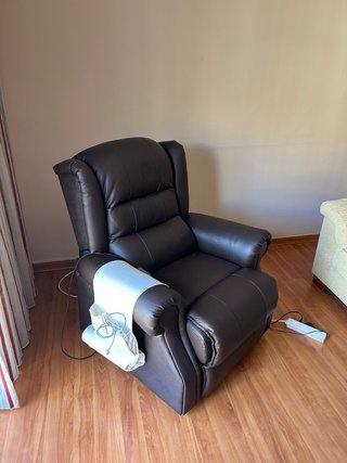 Sillón reclinable de piel negro, con mando electri