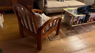 Silla de madera con cojín beige