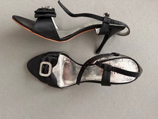Zapatos de fiesta rojos con pedrería