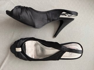 Zapatos de fiesta rojos con pedrería
