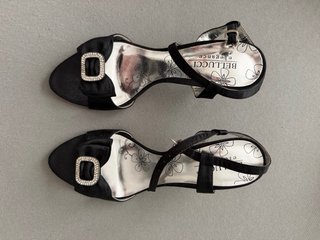 Zapatos de fiesta rojos con pedrería