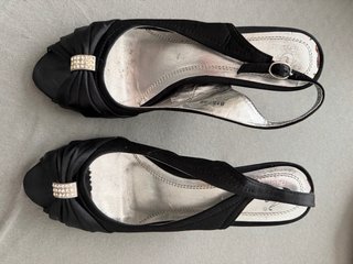 Zapatos de fiesta rojos con pedrería