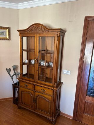 Mueble expositor de madera y cristal