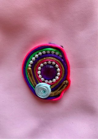 Mochila rosa con apliques artesanales de mandala