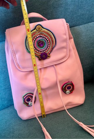 Mochila rosa con apliques artesanales de mandala