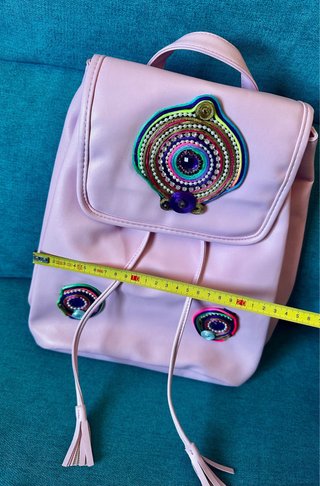 Mochila rosa con apliques artesanales de mandala