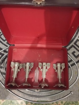 Antiguos floreros modernistas con virgen