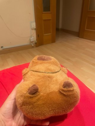 Peluche Capibara Marrón Cadena Dorada